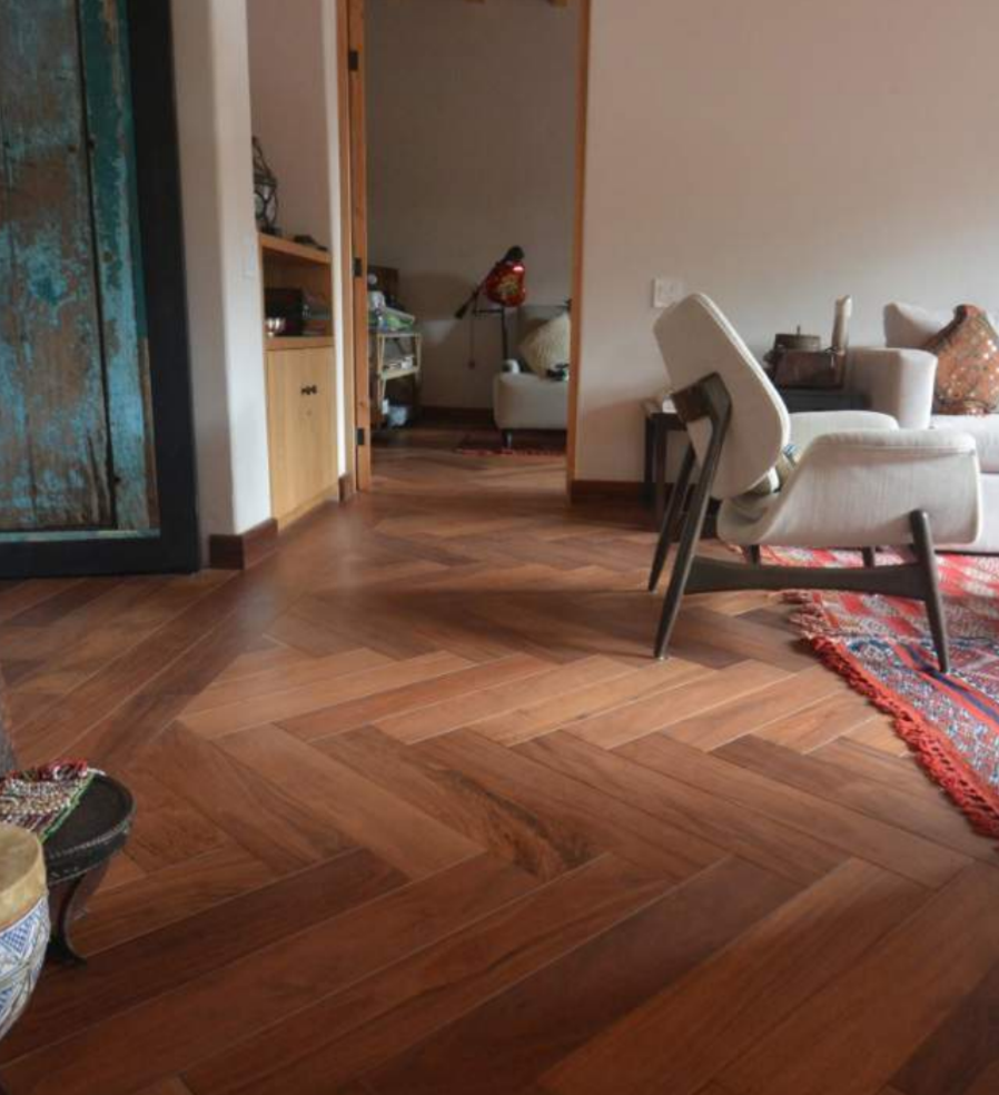 Piso de madera natural en la sala, con un acabado suave que resalta la calidez y elegancia del espacio.