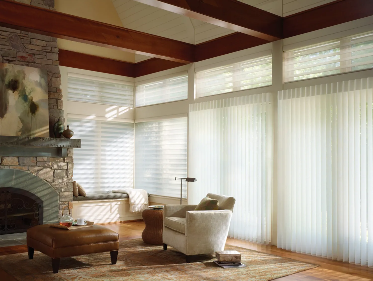 Persianas Luminette de Hunter Douglas en una sala moderna con un sofá y una chimenea, creando un ambiente acogedor y elegante.