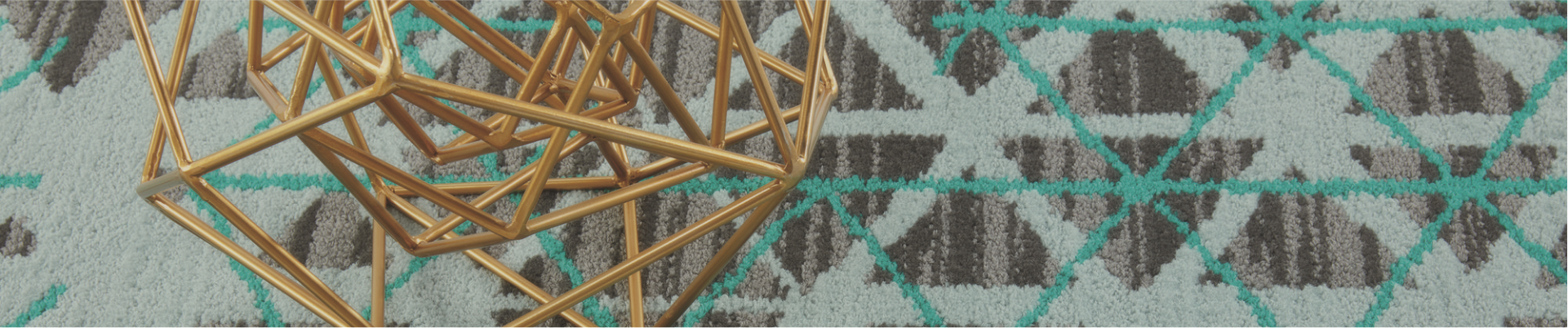 Alfombra con patrón geométrico en un espacio moderno, añadiendo un toque de estilo y sofisticación al ambiente.