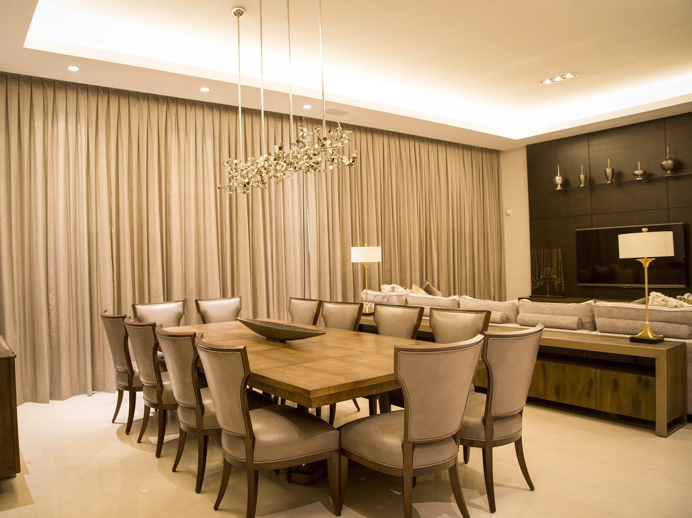 Comedor elegante con cortinas de tela en el fondo que aportan calidez y estilo al espacio