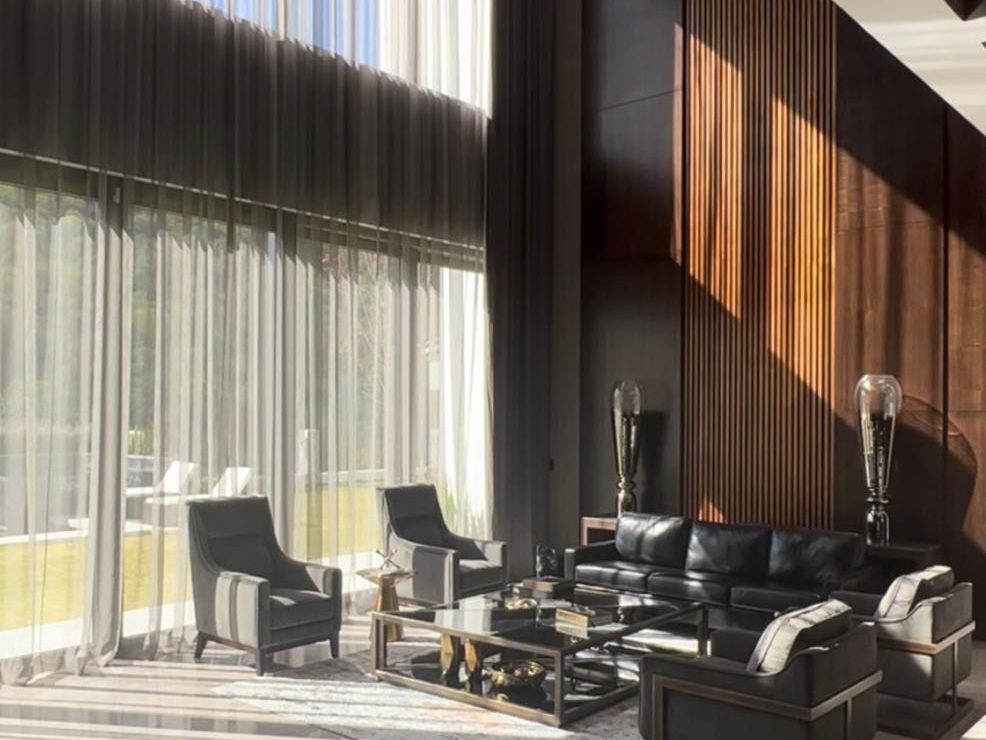 Cortinas de tela en una sala moderna.