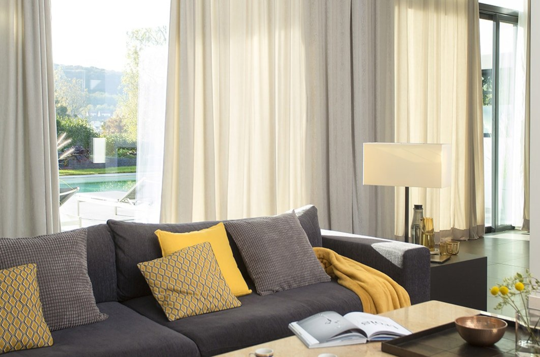 Cortinas de tela a medida en una sala moderna y elegante.