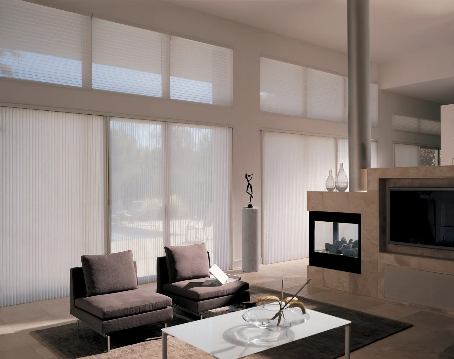 Persianas verticales en una sala contemporánea.
