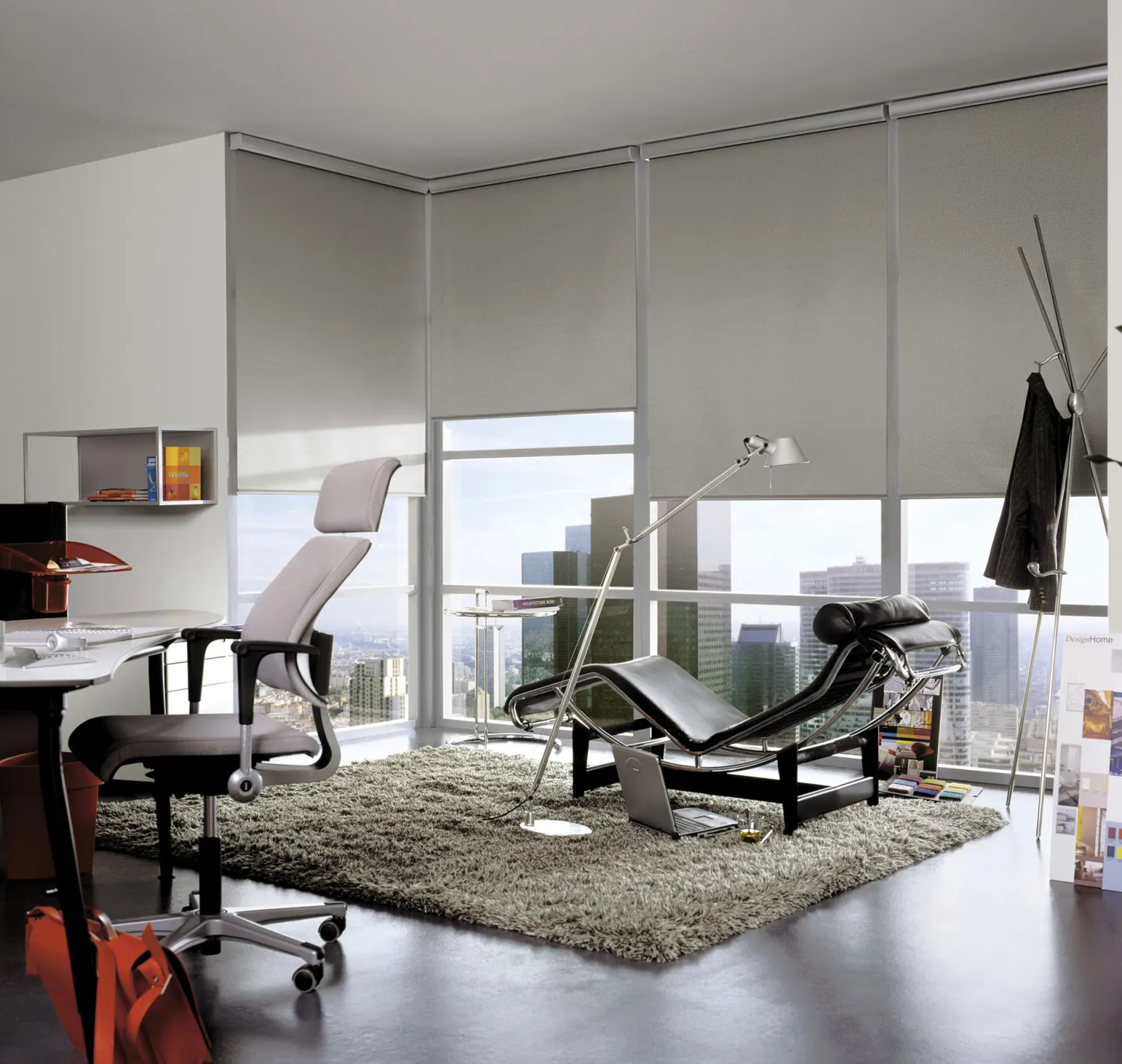 Persianas de Hunter Douglas en una oficina elegante.