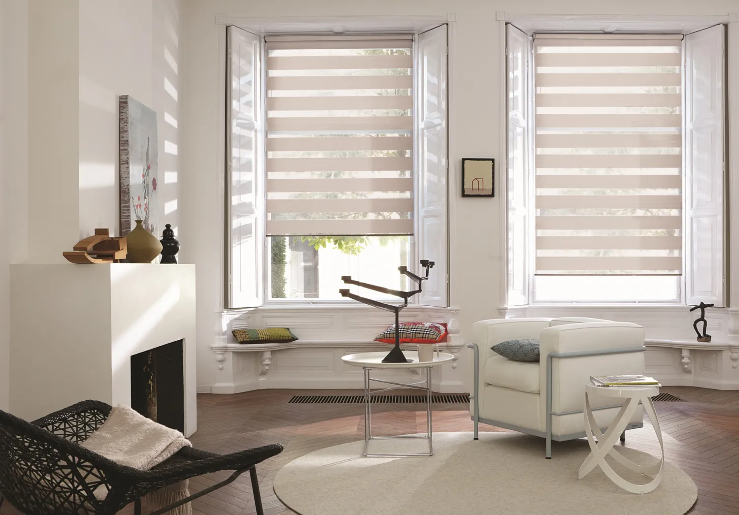 Cortinas de Hunter Douglas en una sala elegante y moderna.
