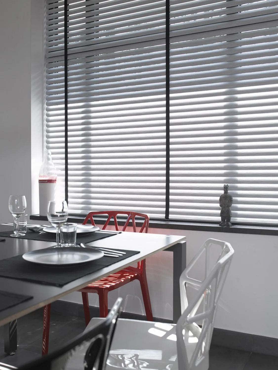 Persianas de Hunter Douglas en un comedor moderno.