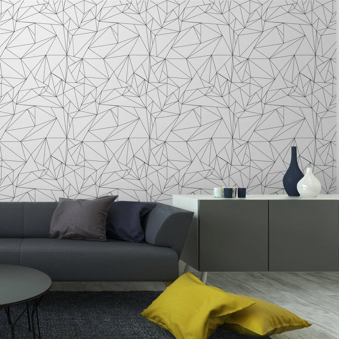 Tapiz moderno en la pared de una sala, aportando un toque elegante y contemporáneo al espacio.