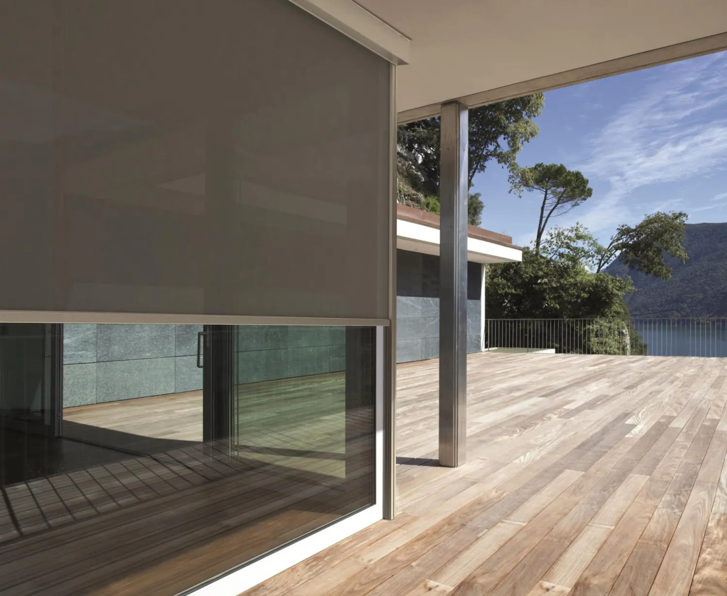 Toldo instalado en un área exterior para crear un ambiente cómodo y elegante al aire libre.